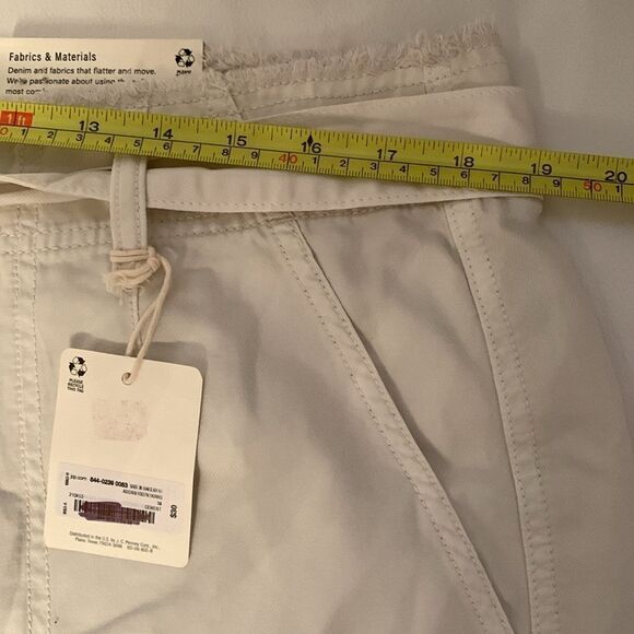 NWT A.N.A Women's Cream High Rise Shorts Size 14 - Picture 3 of 9